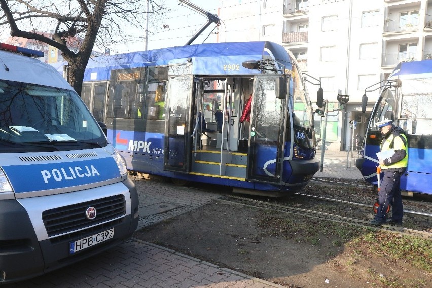 Wypadek MPK. Kobieta wpadła pod tramwaj, jest ciężko ranna