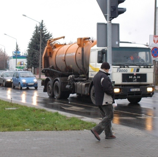 Na dość krótki pas do skrętu w prawo z ulicy Toruńskiej w Wierzbicką można wjechać dopiero wtedy, gdy uda się wydostać z korka pojazdów czekających na możliwość jazdy prosto.