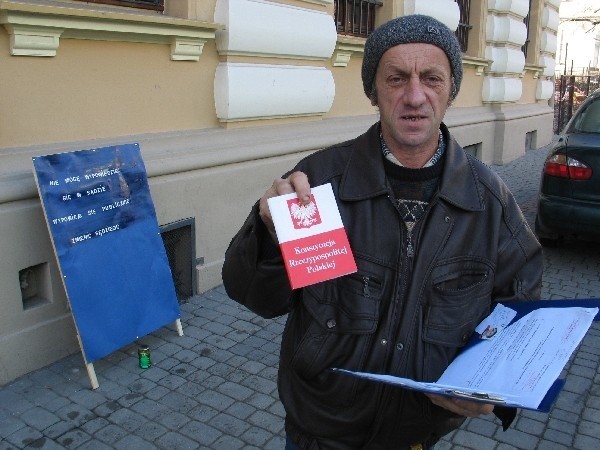 Przez kilkadziesiąt minut Janusz Galiczyński protestował dzisiaj przed przemyskim Sądem Rejonowym.