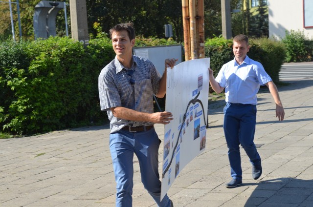 Michał Obiegło (z tyłu Tomasz Drozd) podczas akcji zbierania podpisów na rzecz połączeń kolejowych Gorzowa z Berlinem