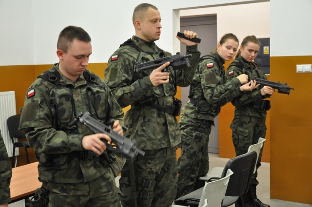 Dziś przyszli dowódcy plutonów wojsk obrony terytorialnej byli egzaminowani z teorii i praktyki strzelań