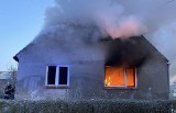 Pożar domu w Drzeniowie pod Żarami. Z ogniem walczyło kilka jednostek straży. Zawalił się dach, budynek doszczętnie spłonął