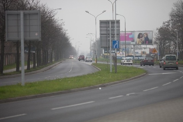 Stan ul. Inflanckiej od lat jest fatalny, a kierowcy od dawna oczekiwali gruntownego remontu tej trasy