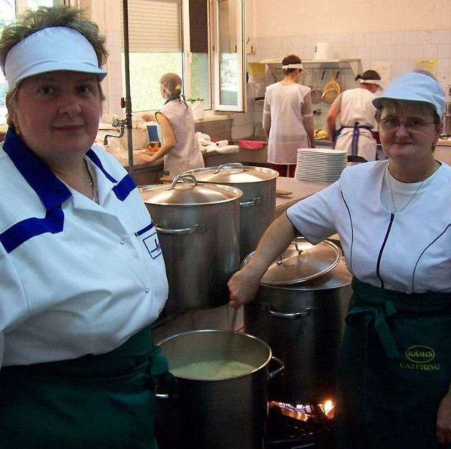 - Dzisiaj gotujemy zupę jarzynową, bardzo pyszną i pożywną, dzieciom na pewno będzie smakować! - zapewniają dobrodzieńskie kucharki Magdalena Okaj (z lewej) i Teresa Bajor.