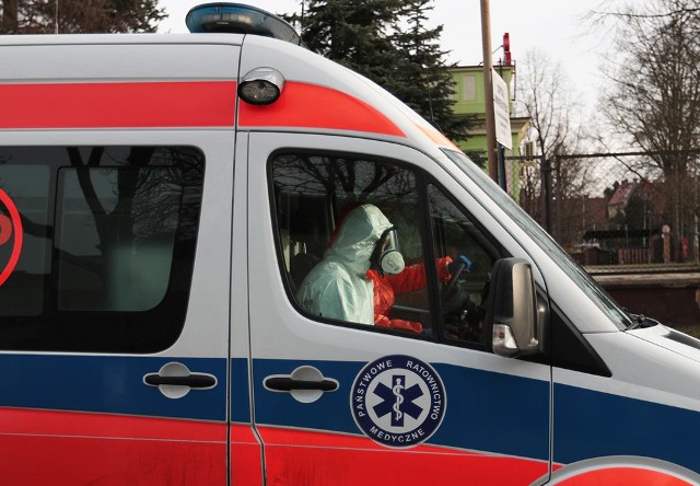 Pijany mężczyzna mówił policjantom, że ma objawy koronawirusa.