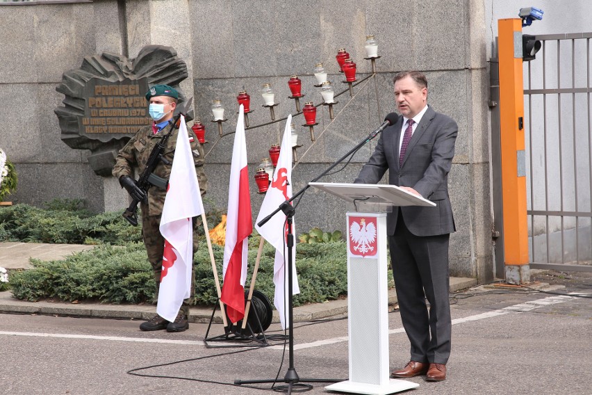 Kwiaty i przemówienia przed stocznią. Dziś 40. rocznica Porozumień Sierpniowych