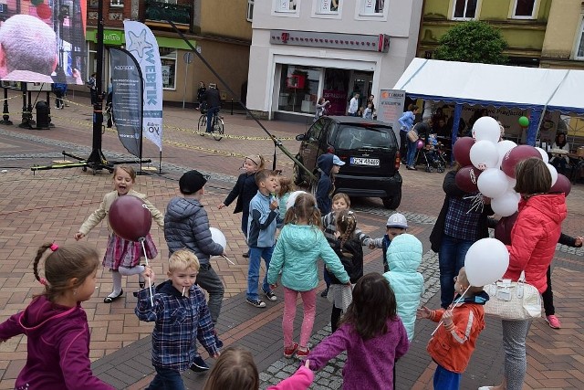 Na chojnickim Starym Rynku po raz pierwszy zorganizowano Wielki Dzień Dziecka. Są tu atrakcje dla większych i mniejszych dzieciaków. Można podziwiać śpiewy i tańce, kierować autami sterowanymi radiem i... dać zamknąć się w ogromnej bańce mydlanej. Impreza potrwa do godz. 19.
