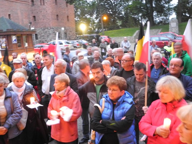 Kilkadziesiąt osób protestowało przed budynkiem Sądu Rejonowego  w Bytowie przeciw zmianom w polskim sądownictwie. Ludzie spotykają się codziennie o godz. 21.