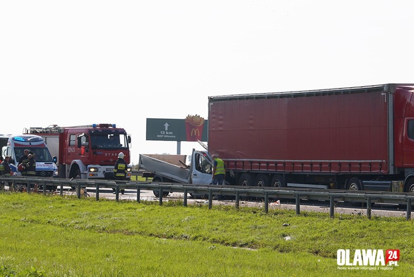 Śmiertelny wypadek na A4. Auto dostawcze wjechało w ciężarówkę. Droga zablokowana [ZDJĘCIA]
