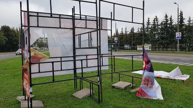 Wywieszone w Toruniu banery posłanki Iwony Michałek zostały zniszczone.