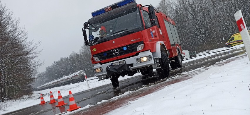 Tragedia na przejeździe kolejowym w Hucie Deręgowskiej w powiecie niżańskim. W zderzeniu busa z pociągiem towarowym zginęły dwie osoby