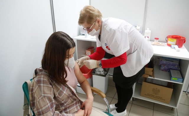 23 stycznia odnotowano ponad 34 tys. nowych zakażeń koronawirusem. Pamiętajmy o szczepieniach, które zdaniem fachowców, zapobiegają chorobie lub łagodzą objawy wirusa.