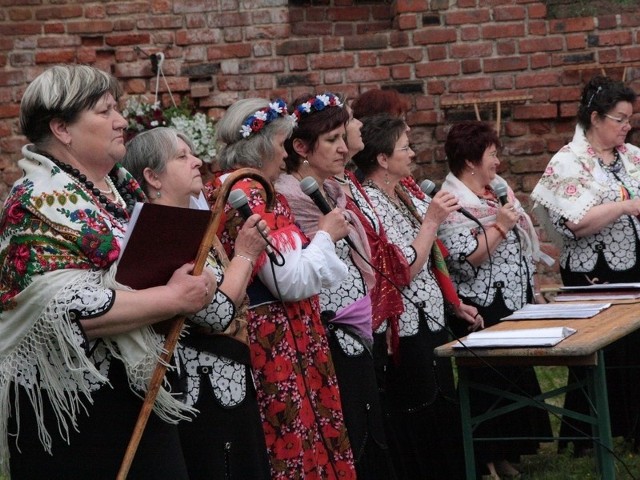 Podczas nocy w muzeum na zamkowym dziedzińcu wystąpił m.in. zespół "Kęszyczanki&#8221; z Kęszycy Leśnej.