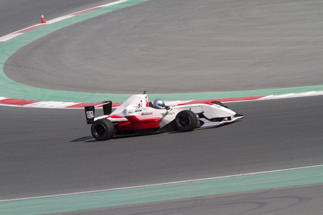 Alex Karkosik zadebiutował w bliskowschodnich mistrzostwach Formula Gulf wygrywając w piątek dwa pierwsze wyścigi sezonu, poprawiając rekord toru Dubai Autodrome w Dubaju i obejmując prowadzenie w klasyfikacji generalnej.