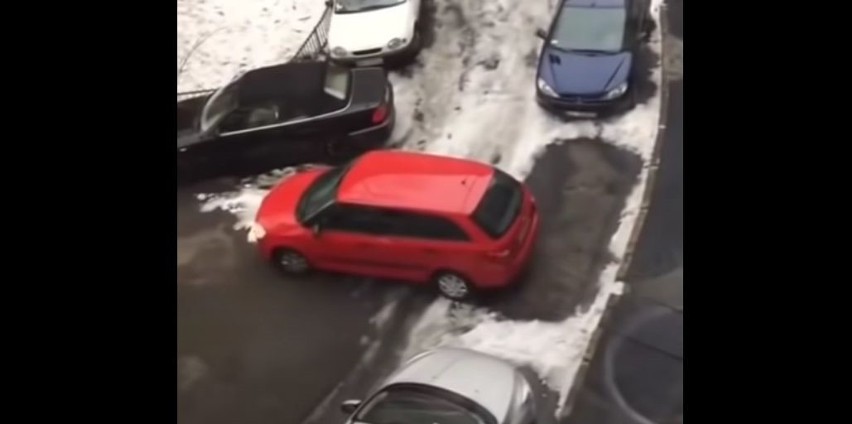 Wyjazd z parkingu to wyzwanie. Ten kierowca ruszał i wysiadał z auta kilkadziesiąt razy! [ZOBACZ NAGRANIE]