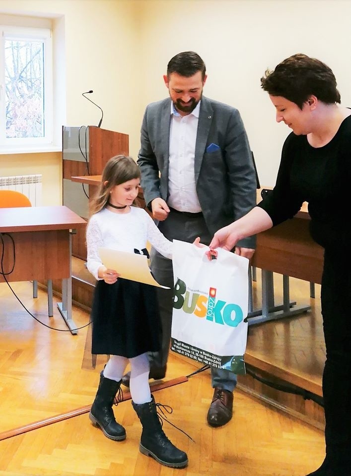 Znamy laureatów konkursu dla uczniów szkół z gminy Busko - Zdrój "Na ratunek ziemi- nasza misja segregacja i niższa emisja” (LISTA, ZDJĘCIA)