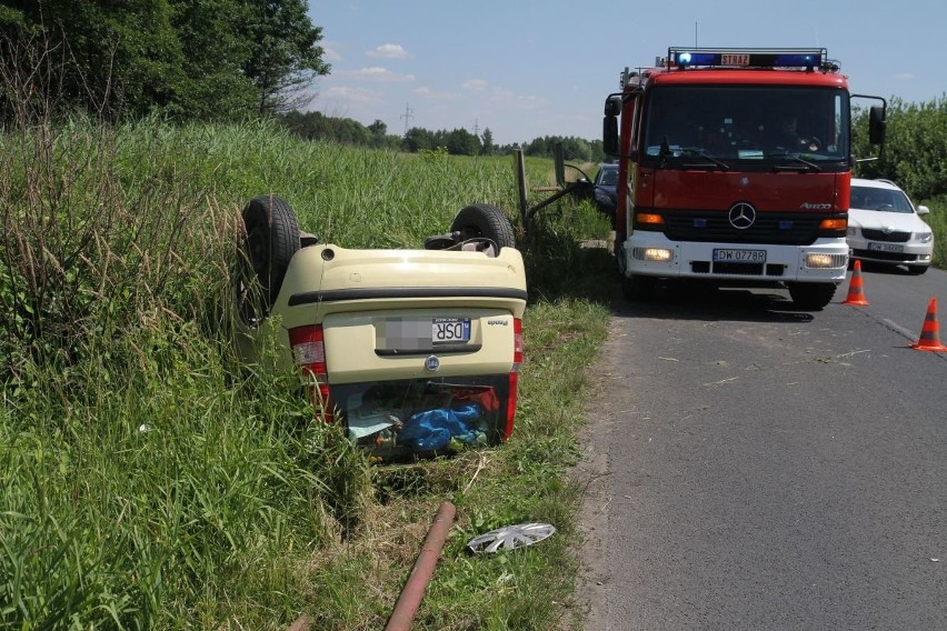 Wrocław: Fiat dachował na Żernickiej. Kobieta i małe dziecko trafili do szpitala (ZDJĘCIA)