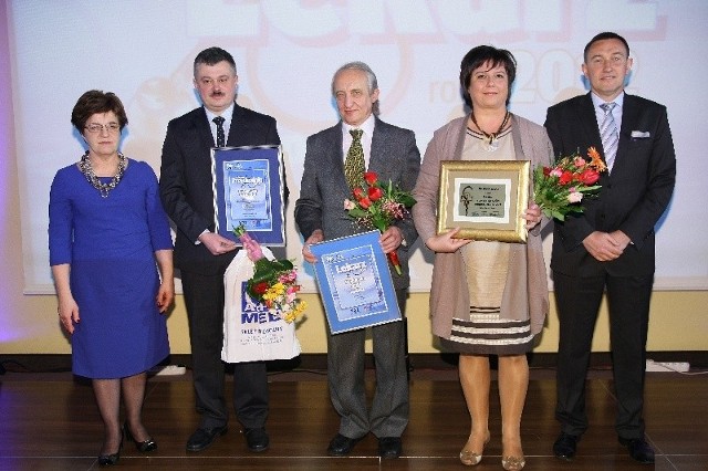 Laureaci z powiatu opatowskiego: Monika Domagała (druga z prawej), Stanisław Zioło (w środku) i Zbigniew Wołcerz (drugi z lewej), kierownik Ośrodka Zdrowia w Iwaniskach.