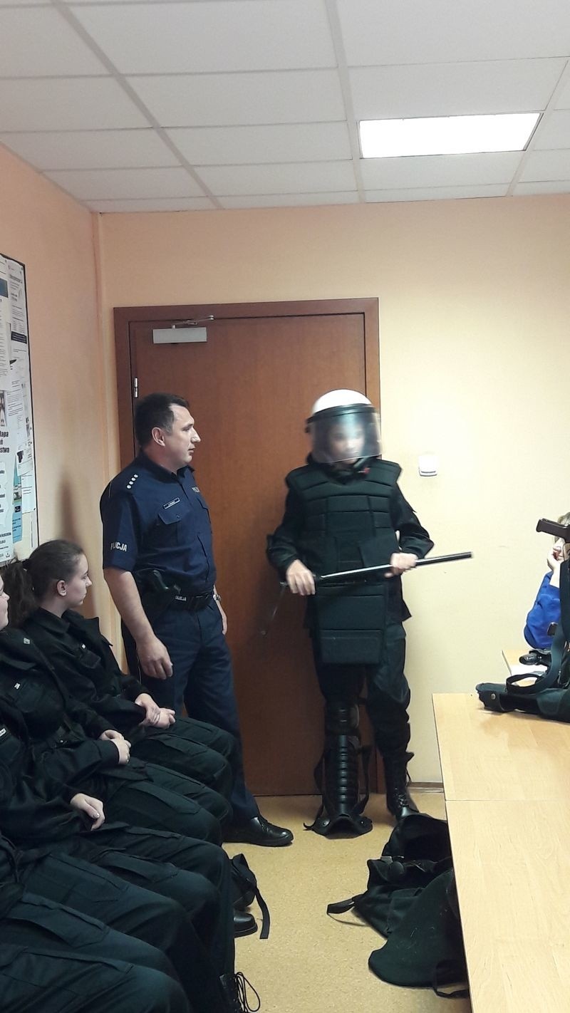 Uczniowie klasy policyjnej w Strzelcach Opolskich przymierzali hełmy, kamizelki kuloodporne, oglądali broń 