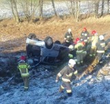 Dachowanie w Małym Rudniku pod Grudziądzem. Auto "wylądowało" w polu [zdjęcia] 