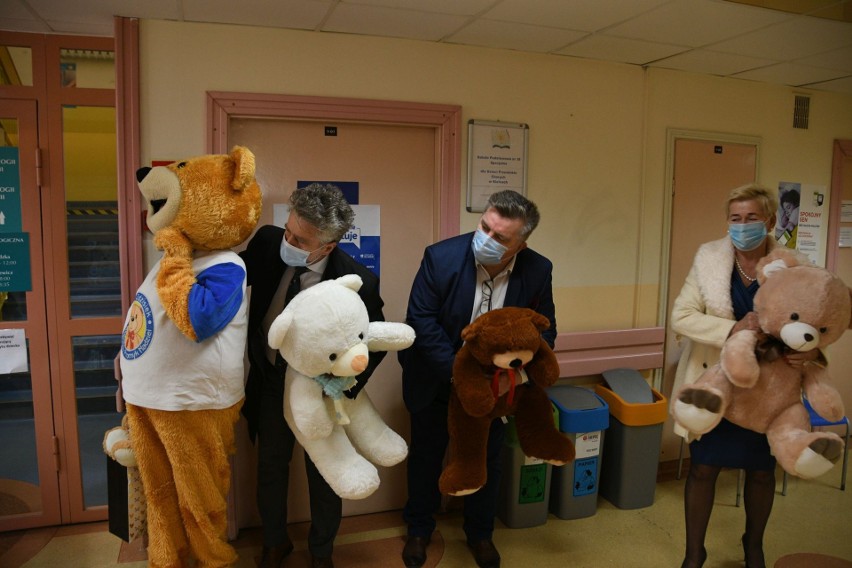 Wyjątkowy dzień dla pacjentów z Oddziału Onkologii Dziecięcej w Kielcach. Fundacja Miśka Zdziśka podarowała im zabawki (ZDJĘCIA, WIDEO)