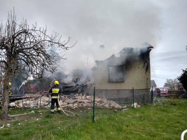 Po wybuchu w Olszanach z budynku niewiele zostało, strażacy miedzy innymi z Boglewic, gasili pożar.