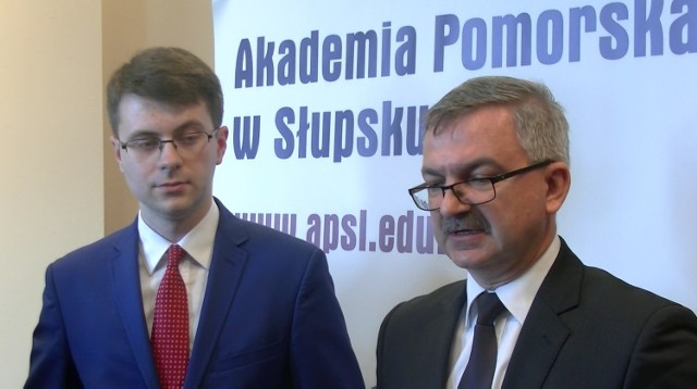 Piotr Müller (z lewej) i prof. Roman Drozd na konferencji prasowej zorganizowanej na Akademii Pomorskiej.