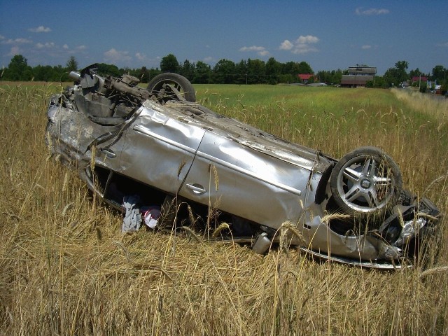 W sobotnie południe w Sielcu pod Staszowem koziołkował seat, którym jechała trójka młodych ludzi.