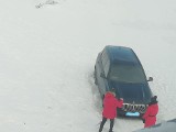 Chcieli zrobić zdjęcia swojego auta w Karkonoszach, utknęli w śniegu. Będzie sroga kara (ZDJĘCIA)