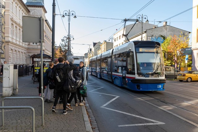 W przypadku komunikacji miejskiej, do tej pory 100 proc. bydgoskich autobusów i 24 proc. tramwajów jest przystosowanych do potrzeb osób z niepełnosprawnościami, a wszystkie te pojazdy wyposażone są w zapowiedzi głosowe. Budowane są też przystanki wiedeńskie. To tylko niektóre działania miasta, które miejską przestrzeń przystosowują do potrzeb osób z niepełnosprawnościami.