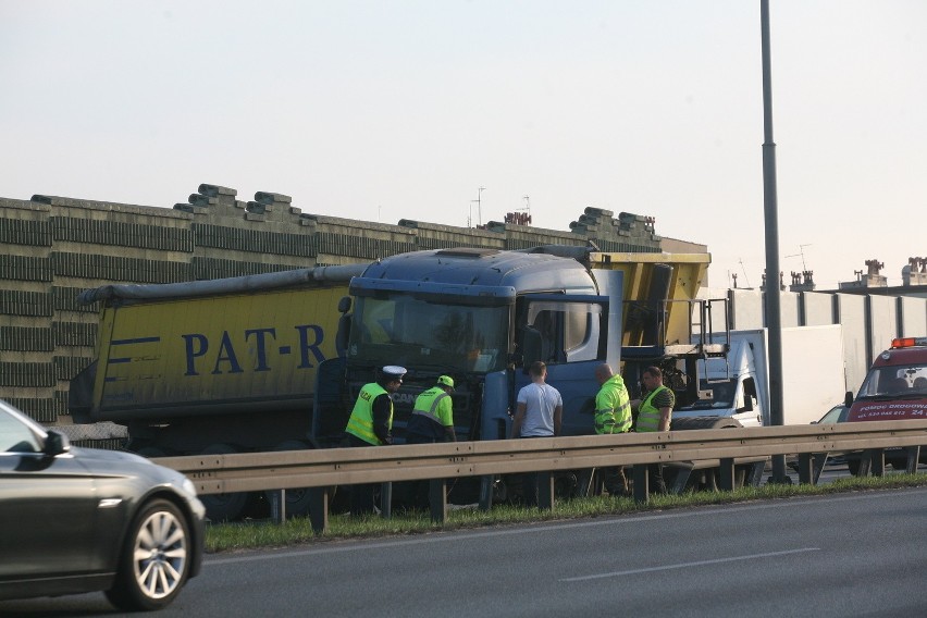 Katowice: Tir blokował jezdnię na al. Roździeńskiego