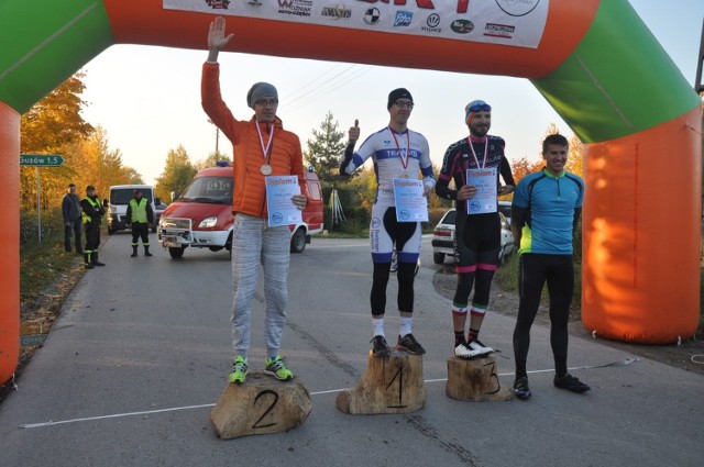 Męskie podium, od lewej: Michał Ziółek, Rafał Oleś, Maciej Hop i organizator Sylwester Różycki.