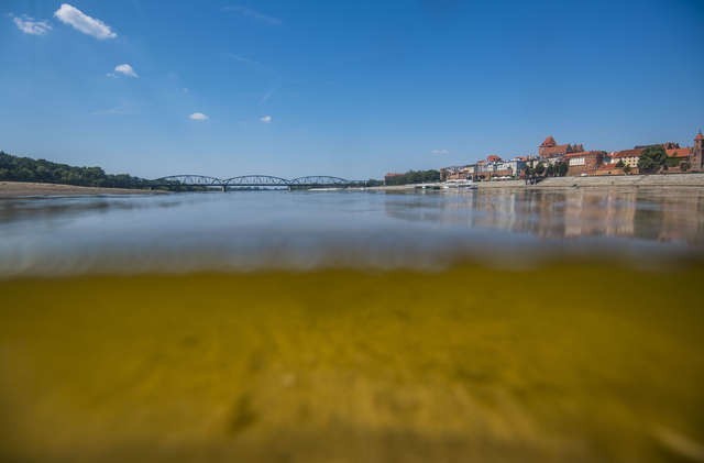 Niski stan wody sprzyja powstawaniu łach  na rzece. Oraz pomógł służbom znaleźć auto które przed kilkoma miesiącami wpadło do Wisły.