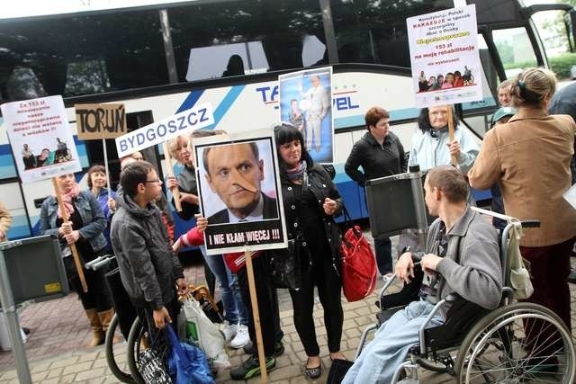 Wyjazd rodziców dzieci niepełnosprawnych na protest do WarszawyProtestujący