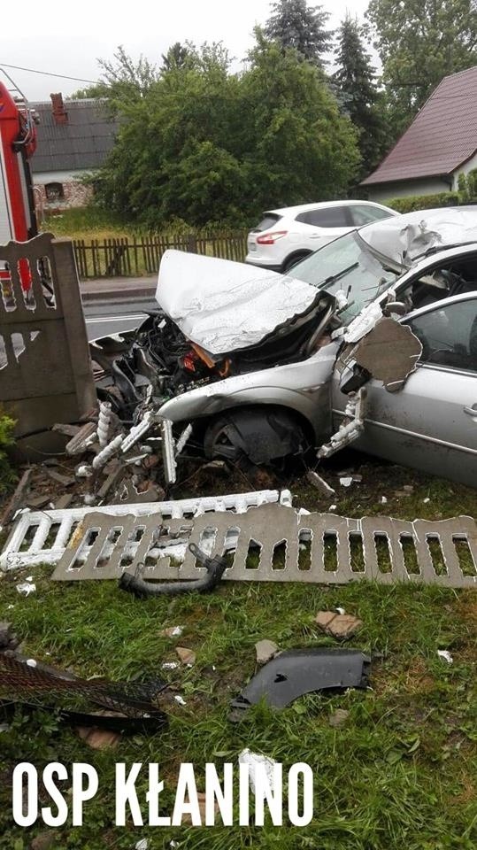 W sobotę w godzinach porannych na krajowej 11 w miejscowości Grzybnica doszło do zdarzenia drogowego. Kierujący samochodem osobowym stracił panowanie nad pojazdem i uderzył w betonowe ogrodzenie.Zobacz także Wypadek w Słowinie. Dwie osoby nie żyją