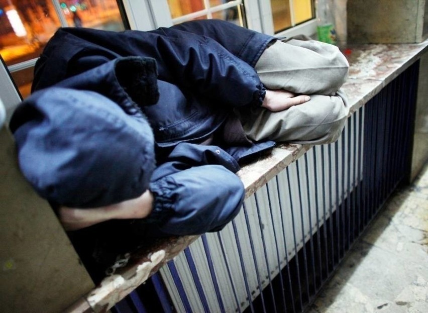 Krakowskie placówki są gotowe na niesienie pomocy bezdomnym, jednak oni często odmawiają przyjęcia wsparcia. Główna przyczyna to alkohol 