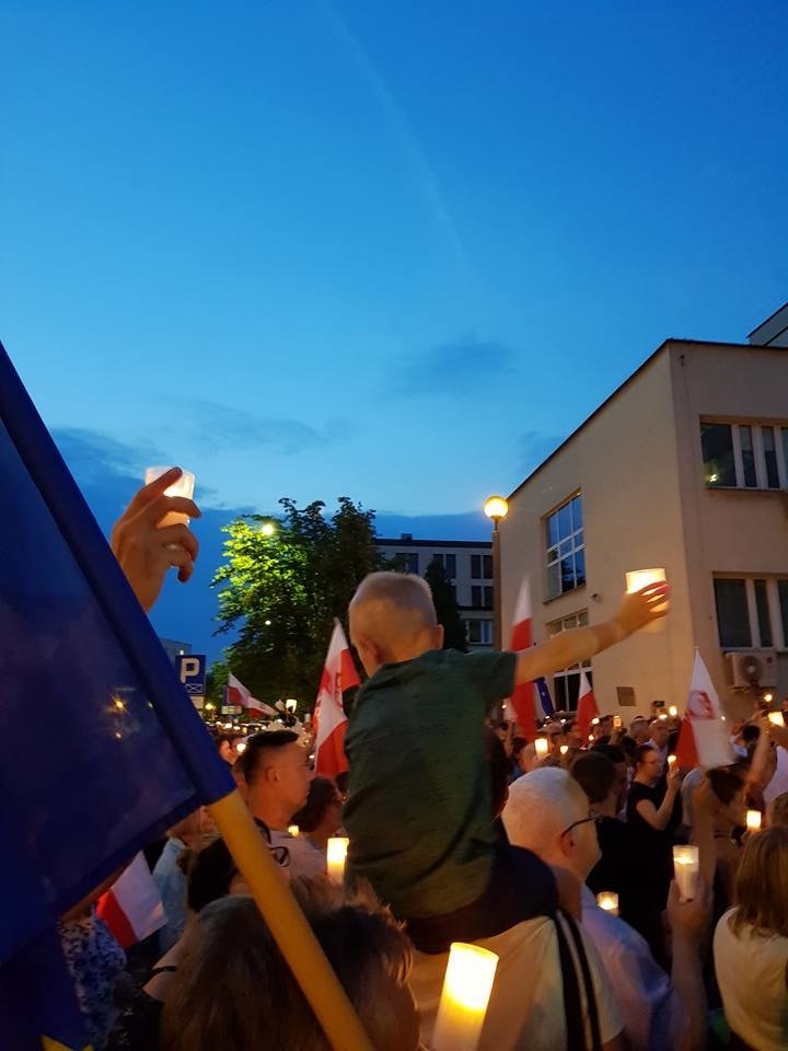 Łańcuch światła przed krakowskim sądem