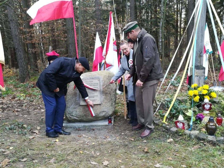 Gmina Brody. Tablica ku czci bohaterów powstania styczniowego odsłonięta w Lipiu