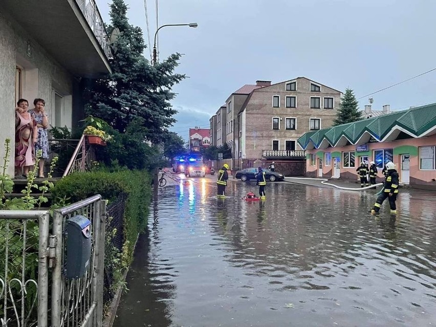 Augustów. Nawałnica przeszła nad miastem. Zalane ulice i powalone drzewa