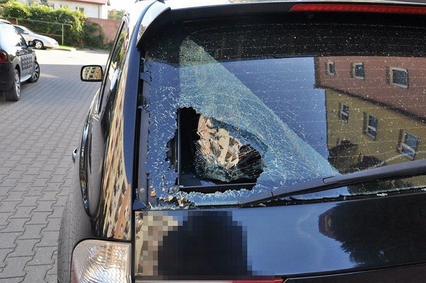 Biała Podlaska: Ze złości i po alkoholu wybił szybę w zaparkowanym BMW