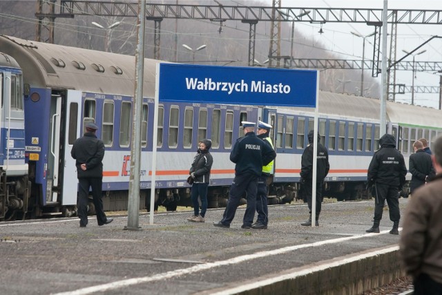 Listopad 2013. Mężczyzna rzucił się pod pociąg na stacji Wałbrzych Miasto. Zginął na miejscu