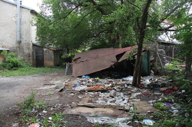 Pokaźnych rozmiarów wysypisko powstało tuż przy kamienicy, na posesji przy ulicy Wojska Polskiego 8 w Kielcach. Na miejscu spotkaliśmy ludzi, którzy zapewniali, że sprzątają na polecenie właściciela nieruchomości.