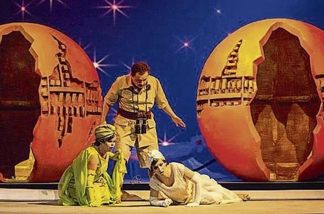 Po nigdy w Polsce nie wystawianą operę Siergieja Prokofiewa „Miłość do trzech pomarańczy” z sukcesem sięgnęła w zeszłym roku  Opera Krakowska, w której gościnnie występują także soliści Opery Nova. Spektakl na BFO zobaczymy we wtorek (28.04.)