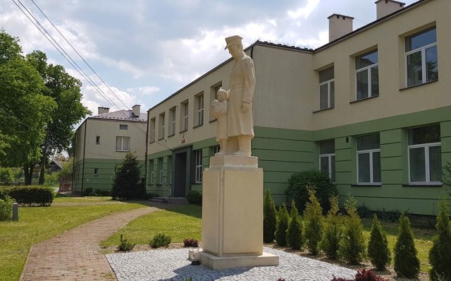 Odnowiony pomnik generała Kazimierza Sosnkowskiego, po zniszczeniu, jakiego dokonał nieznany sprawca
