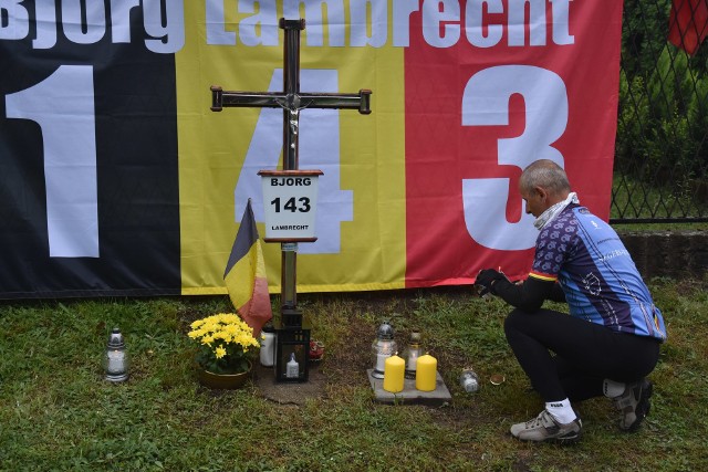 W Bełku, gdzie przed rokiem doszło do wypadku Bjorga Lambrechta uczczono pamięć zmarłego kolarza. 