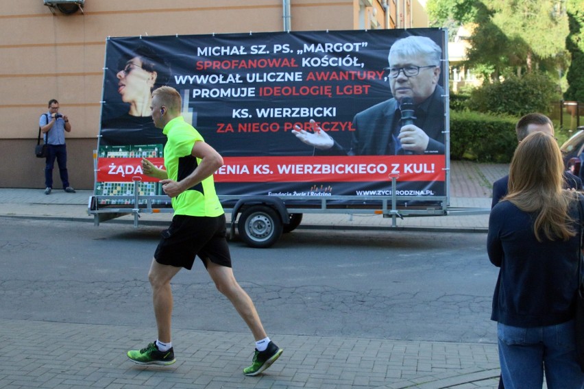 Fundacja Życie i Rodzina domaga się zwolnienia ks. prof Wierzbickiego z KUL. Wypuszcza na ulice mobilny baner 