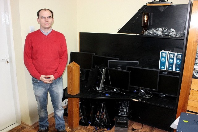 Informatyk Michał Piotrowski z nowym sprzętem komputerowym, który trafił na wyposażenie szpitala w Przysusze.