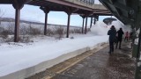 "Ściana śniegu" spod kół pociągu zasypała oczekujących na peronie podróżnych [FILM]
