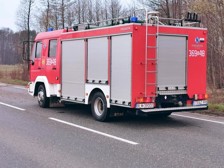 Janowo. Dachowanie mercedesa na DK 61. Kierowca uciekł (zdjęcia)