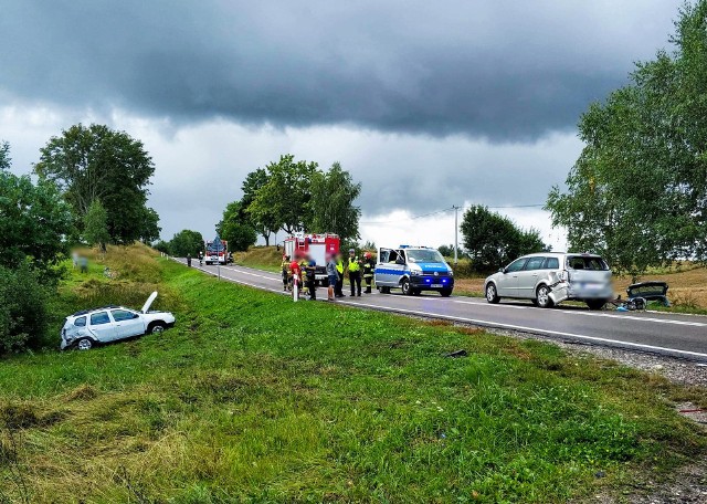 Pomorze. wypadek na dk 16 między Augustowem a Sejnami. Zderzyły się trzy auta i rowerzystka
